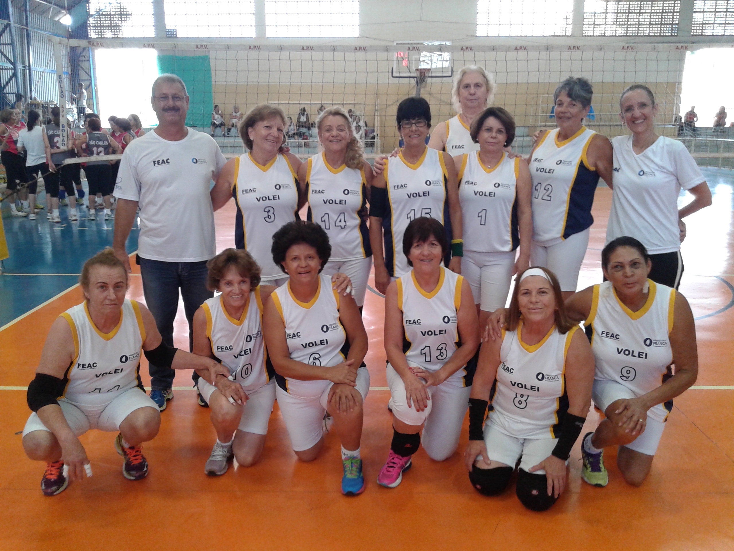 O time de 60 anos que sagrou-se campeão no torneio de vôlei