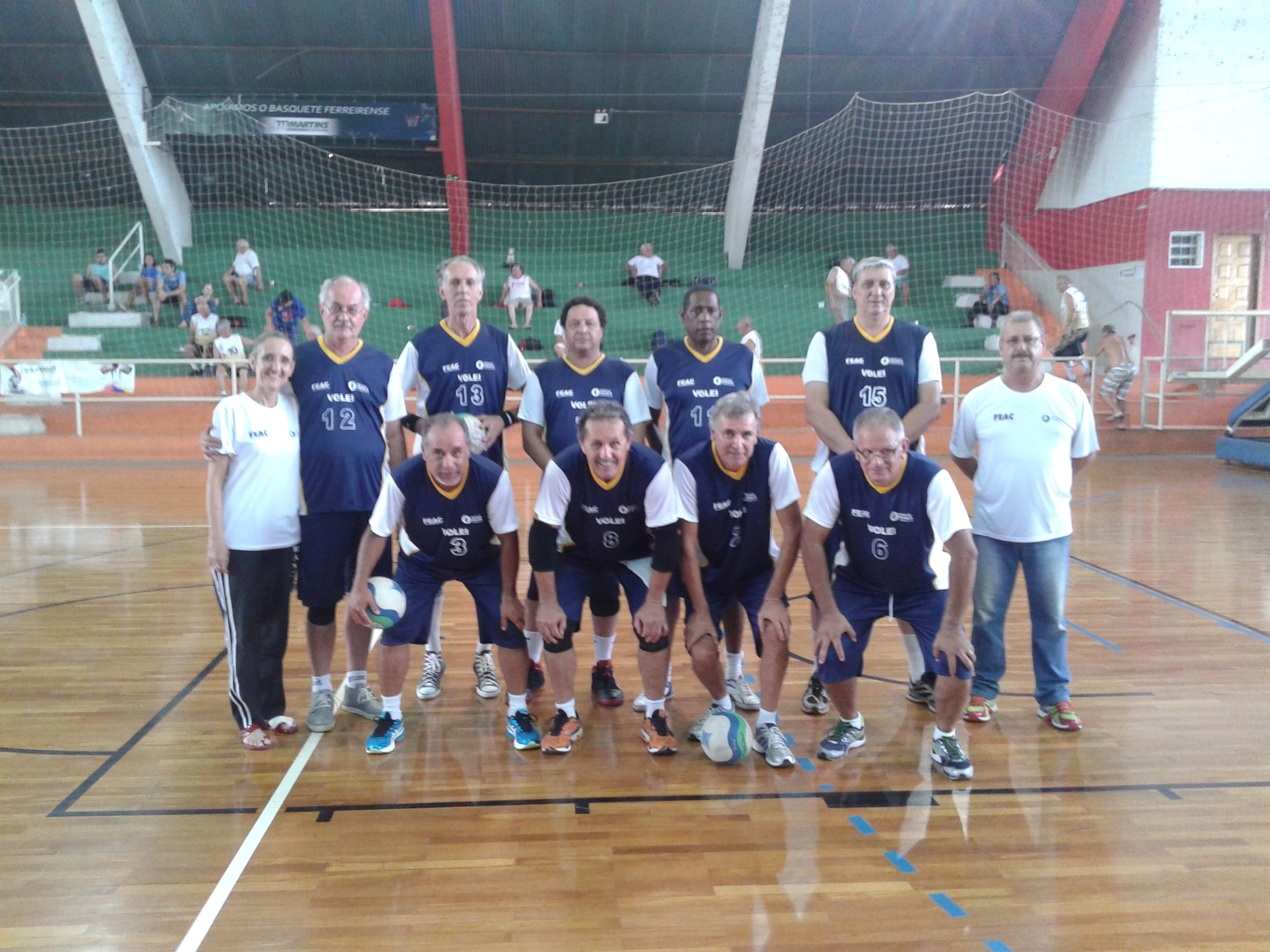 Time masculino de vôlei adaptado que sagrou-se campeão no Campeonato Regional da APV