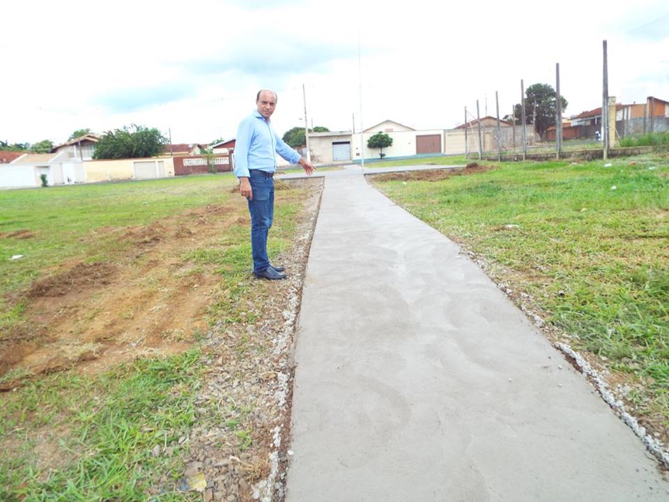 Vereador Claudinei da Rocha mostra local onde academia será instalada (Foto: Assessoria do vereador)