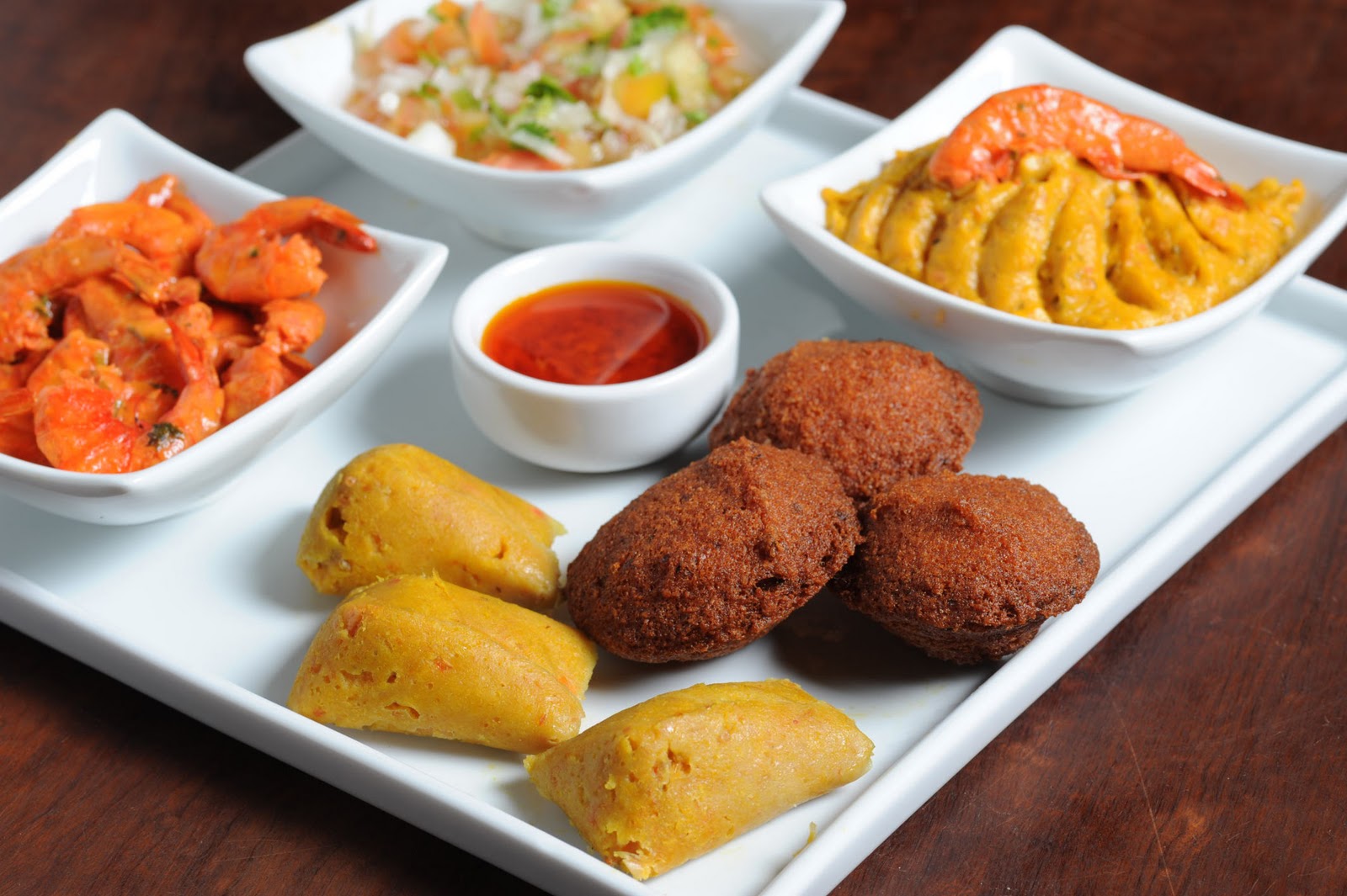 Acarajé, servido com abará, vatapá, caruru, vinagrete e camarões secos do Malagueta Personal Chef