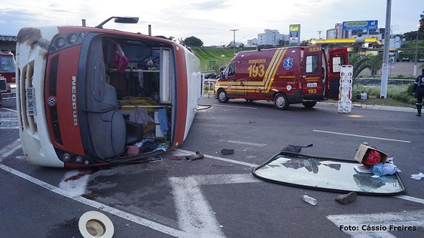 Acidente deixa doze feridos na Avenida Seringueiras (Foto: Cássio Freires/Pop Mundi)
