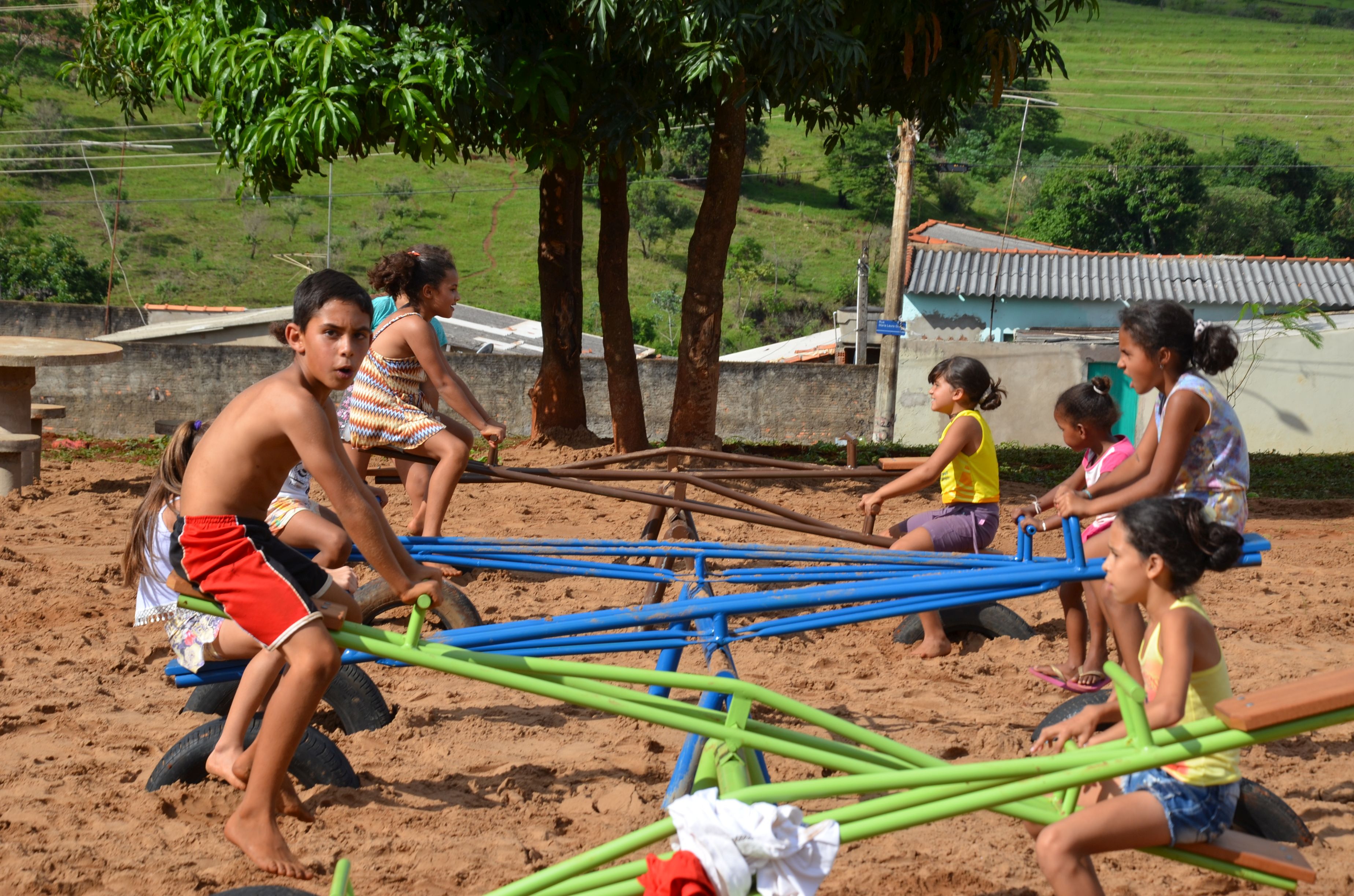 Crianças se divertem no playground construído em área revitalizada do bairro