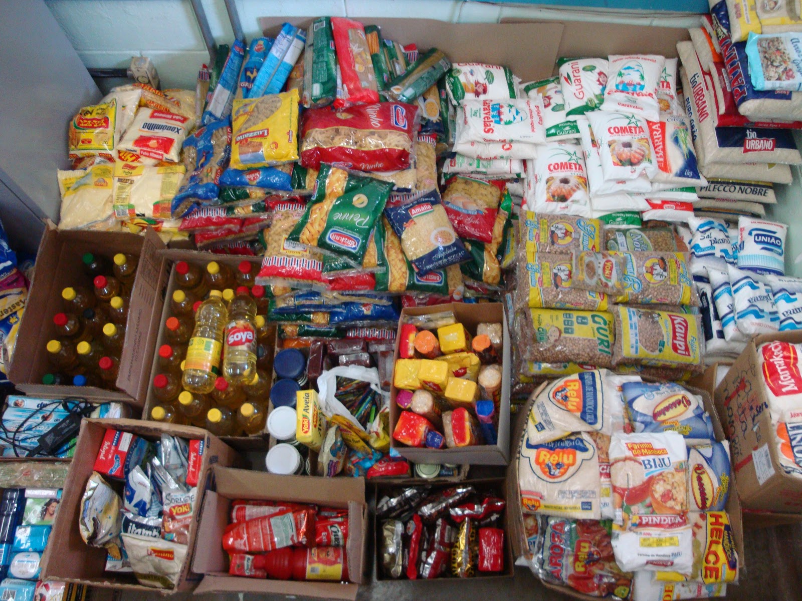 Cada cesta básica será montada com 14 itens: arroz, feijão, café, açúcar, óleo, sal, fubá, macarrão, extrato de tomate, caixa de bombom, entre outros
