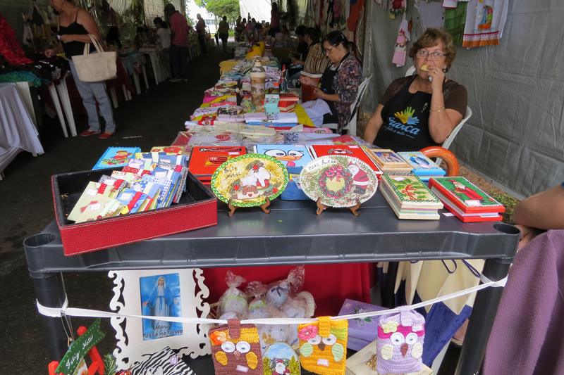 Na Feira do Artesanato é possível encontrar desde peças decorativas até roupas (Foto: Karina Gera)