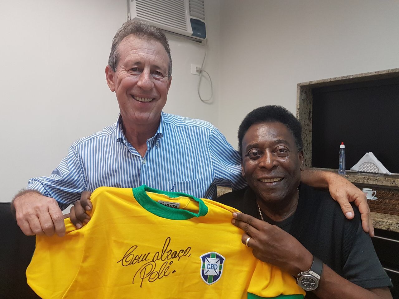 Parceiro da APAE Batatais e Pelé posam com camisa doada para a entidade (Foto: Divulgação)