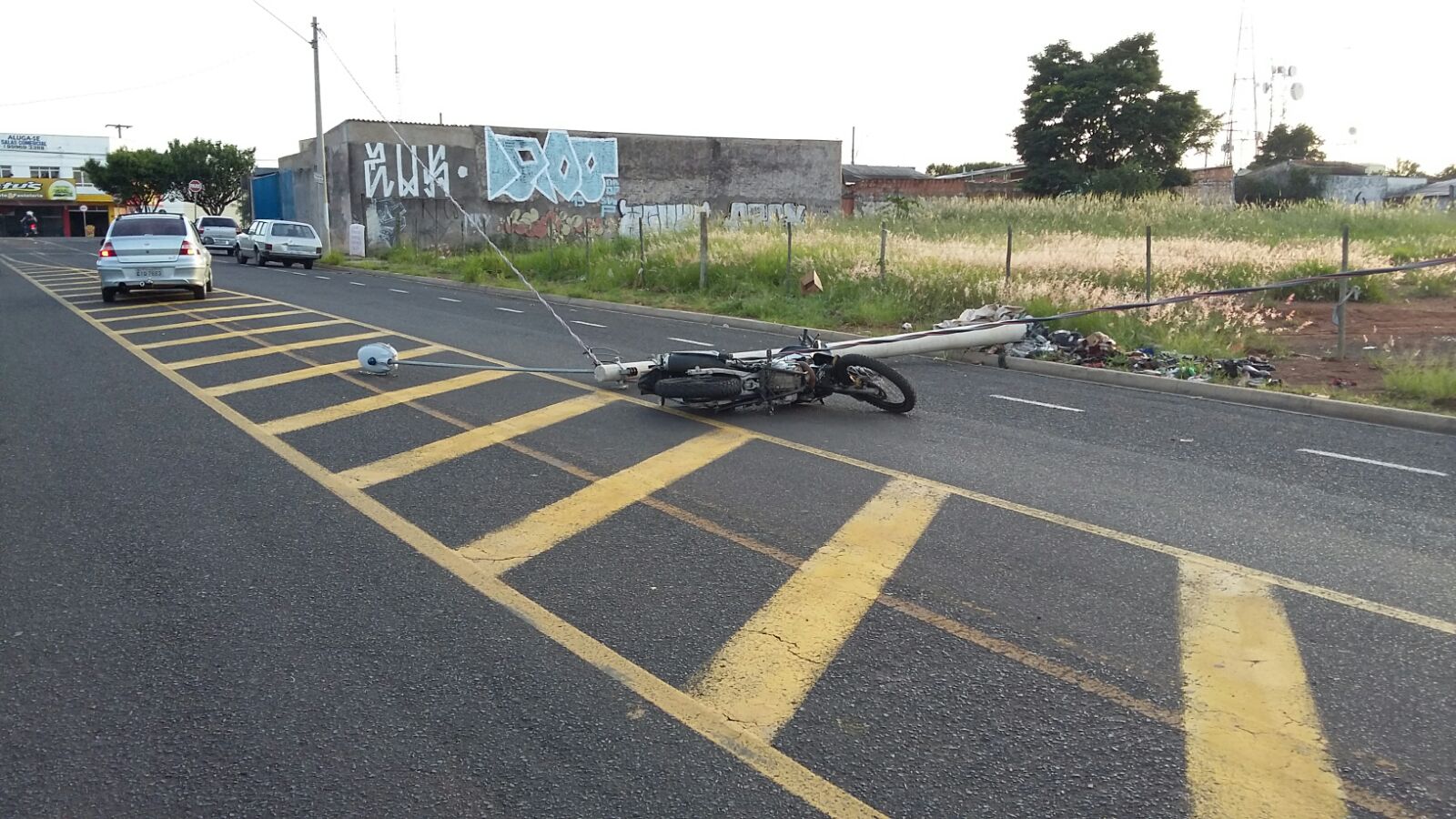 Motocicleta foi atingida por poste na Avenida Concórdia, no Parque dos Pinhais