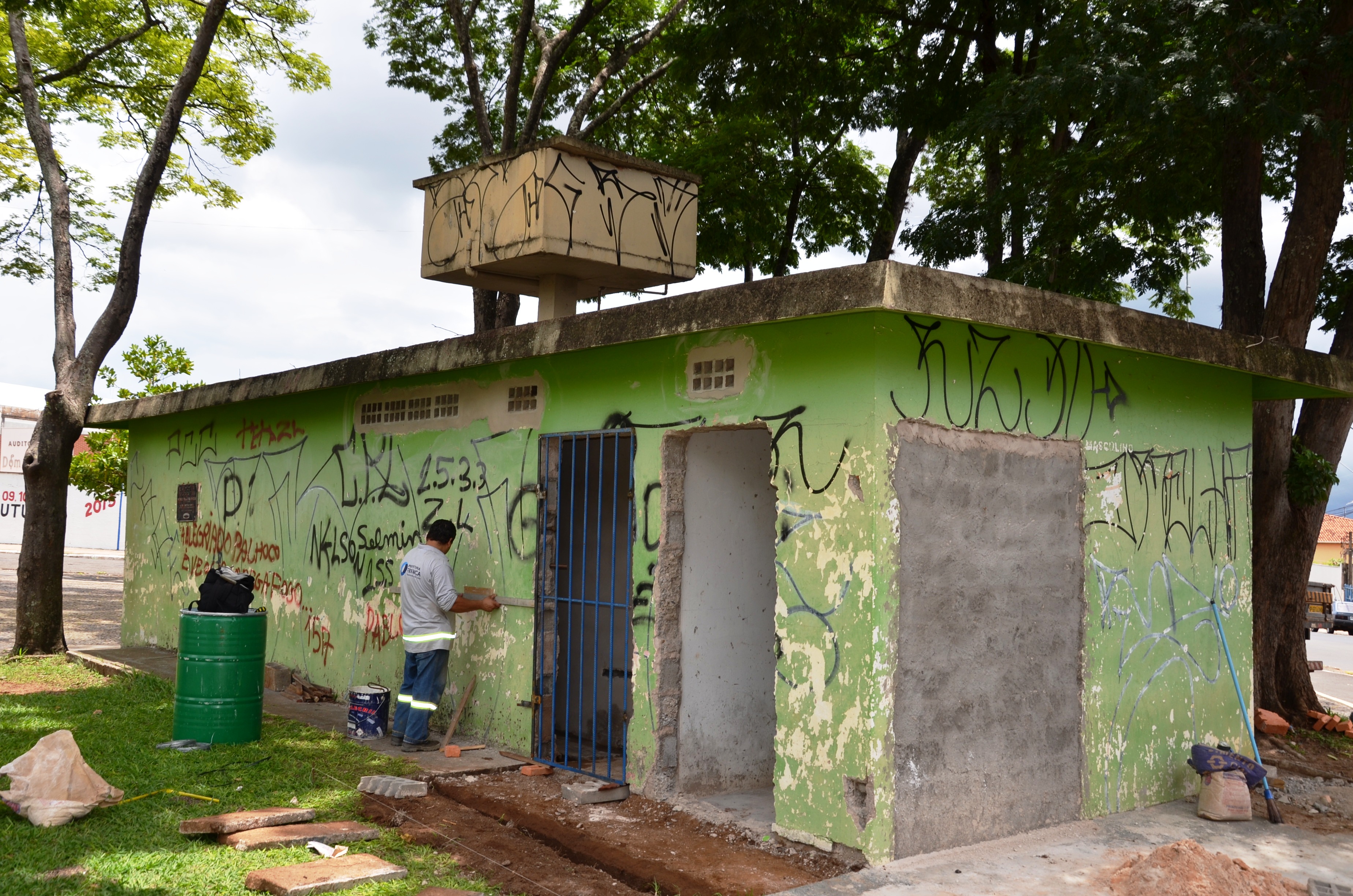 Ampla reforma no conjunto de sanitários da Praça da Capelinha está sendo feita (Foto: Prefeitura de Franca)