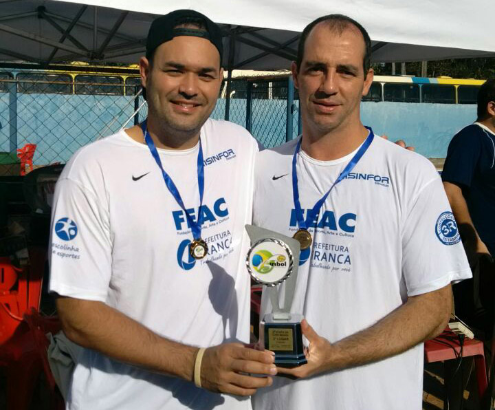 Francanos com o troféu de 3º lugar em Araraquara (foto: Divulgação)