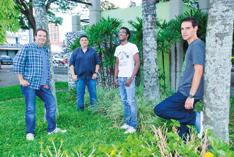 Banda Black Index já é atração tradicional na Festa Nó na Madeira, apresentando repertório variado dos anos 80