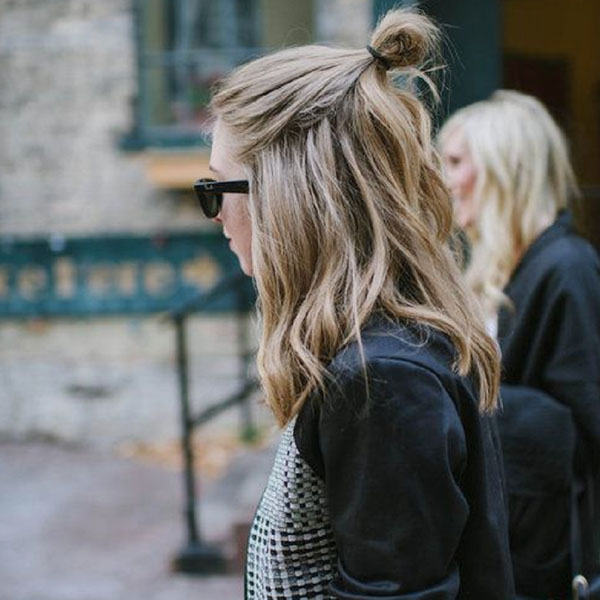 Descontraído e cool, o penteado é um dos favoritos das it girls (foto: steal the look)