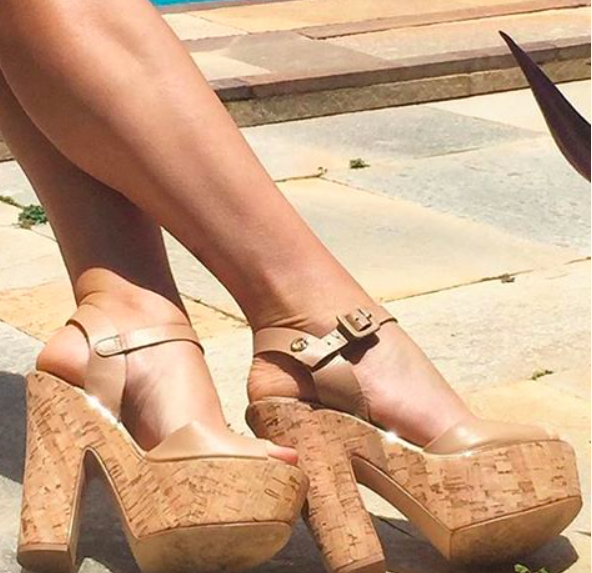 Sandália plataforma da grife Carmen Steffens (foto: instagram @carmensteffens)