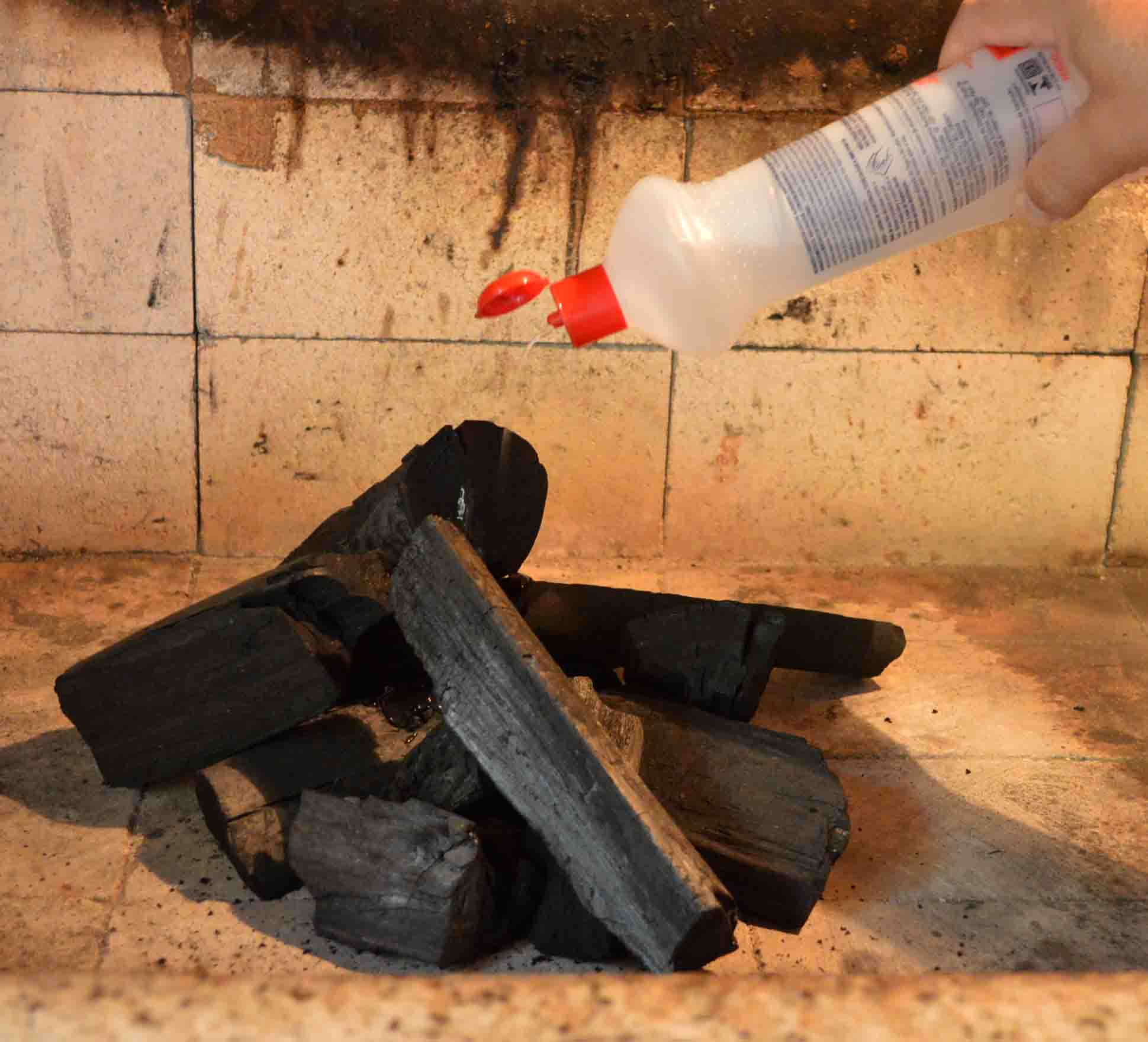 Uma causa frequente de acidentes gerando queimaduras muitas vezes graves é o ato de acender a churrasqueira com álcool
