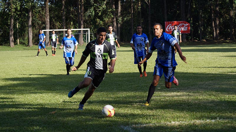 Atletas durante partida no campo do Clube do Servidor (foto: divulgação)