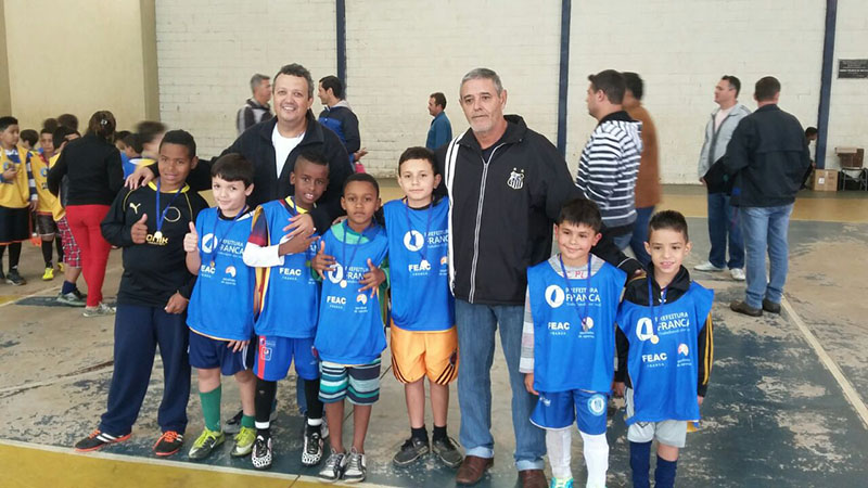 Crianças durante premiação nas quadras do Pedrocão (foto: divulgação)