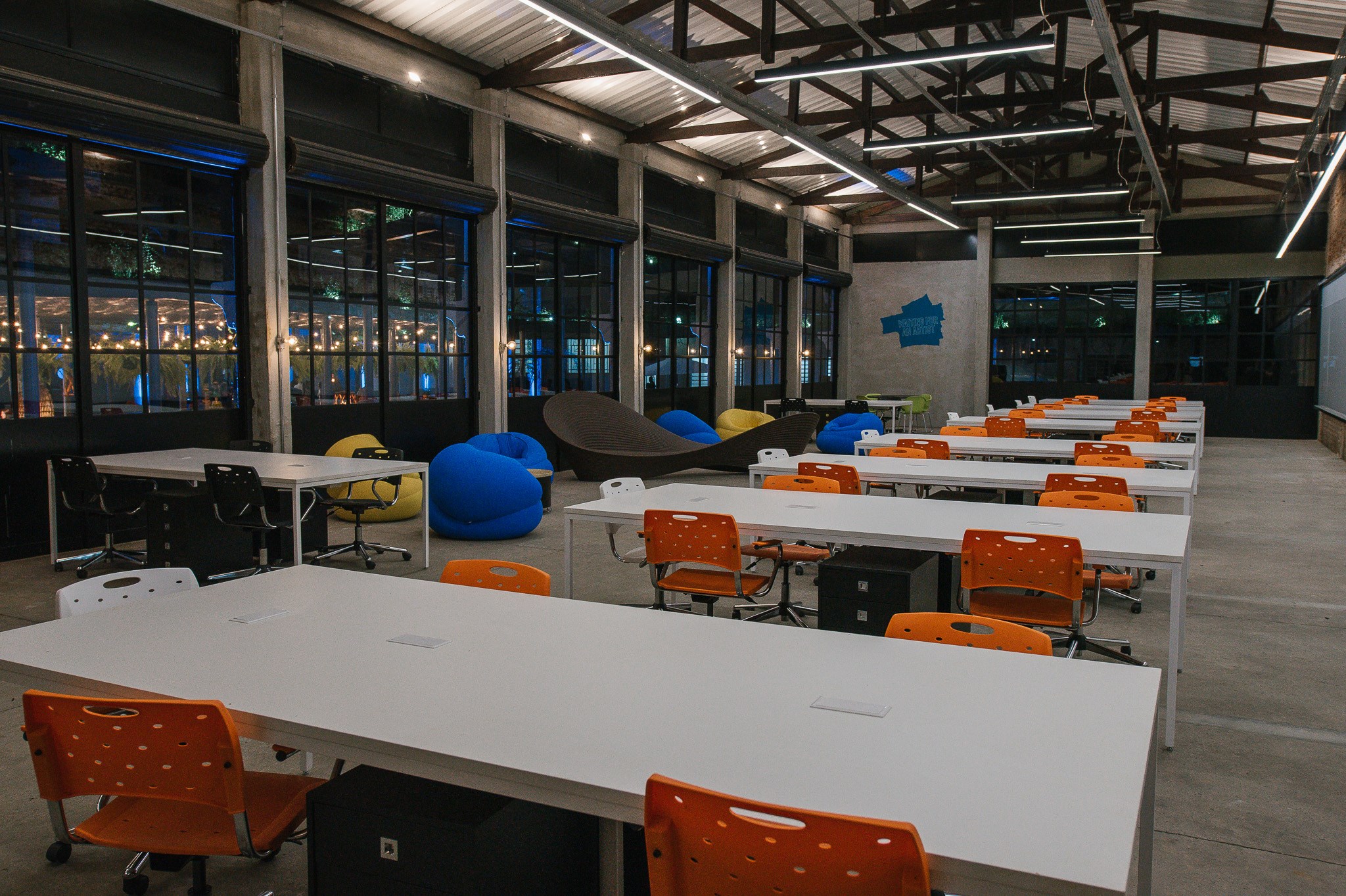 Além de aceleradora de startups, Pluris tem um moderno espaço coworking que poderá ser utilizado por empreendedores e investidores