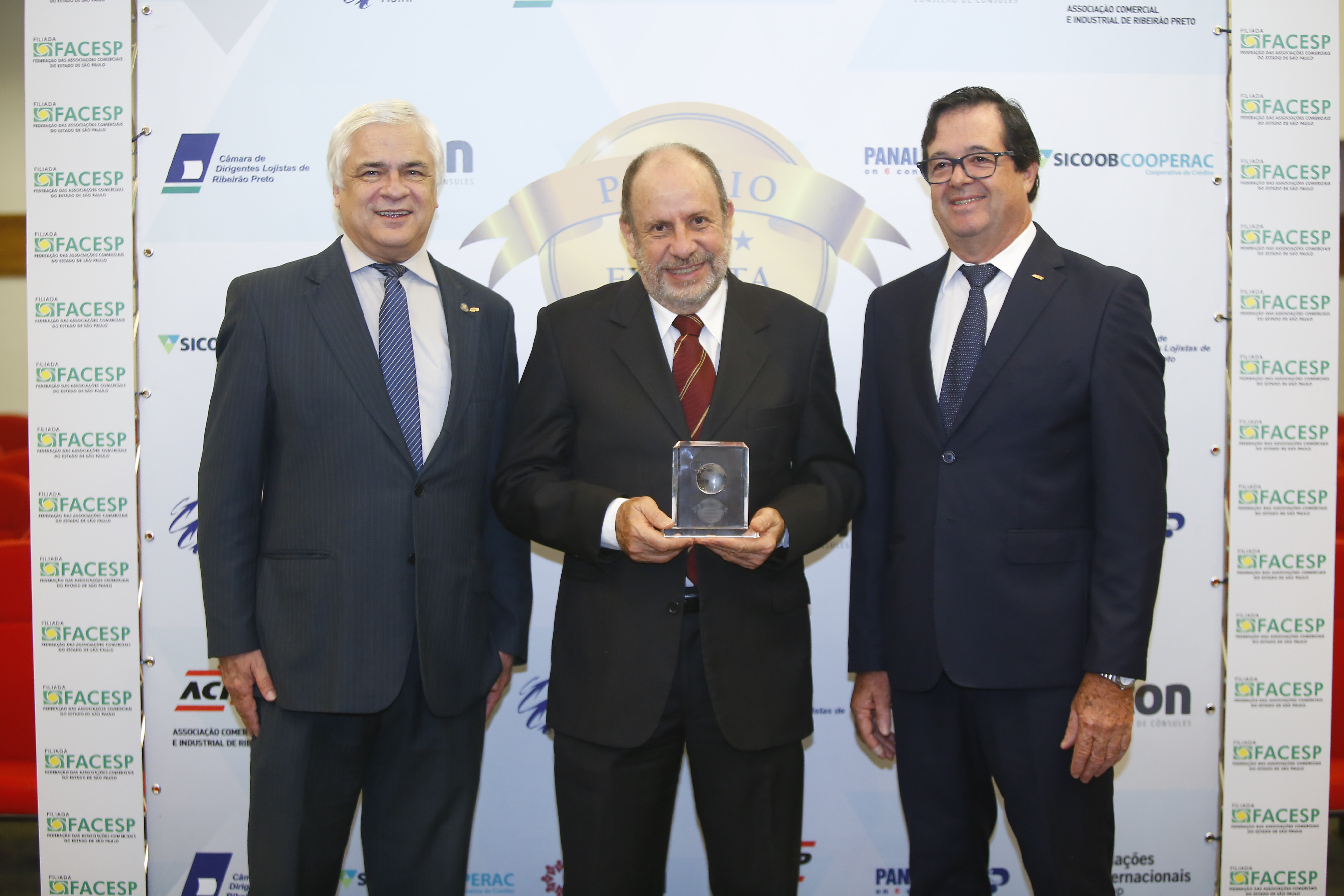 Antonio Carlos Maçonetto, presidente da ACIRP; Manoel Tavares, sócio-proprietário da Apis Flora; e Julio César Soncini, diretor de Relações Internacionais da ACIRP 