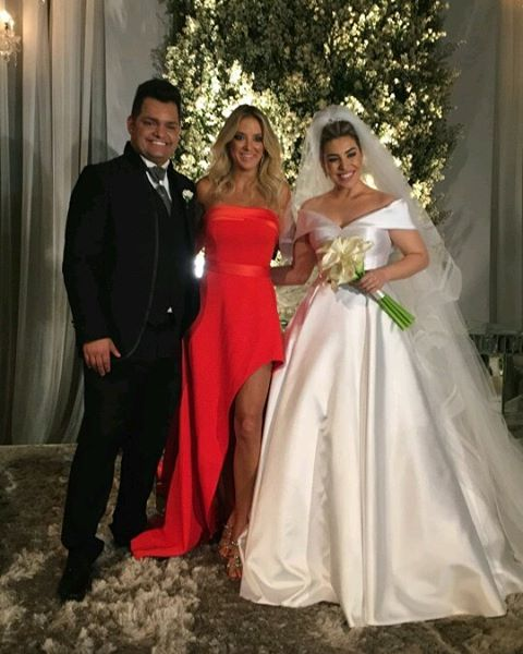 Os noivos com a apresentadora Ticiane Pinheiro (Foto: Reprodução Instagram)