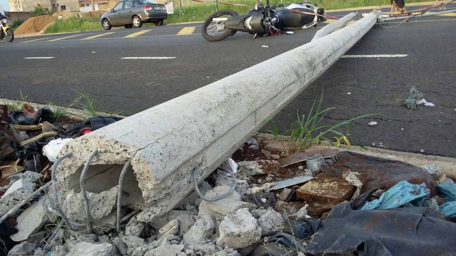 Motociclista atingido teve ferimentos e foi encaminhado para o hospital