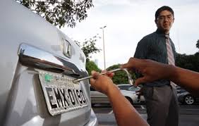 Proprietários de veículos poderão definir letras e números das placas de seus veículos (Foto: Jornal de Brasília)
