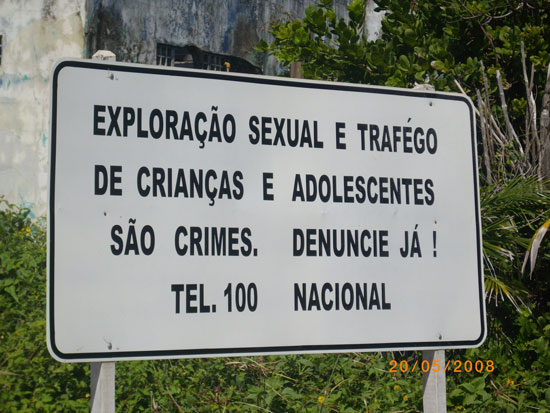 Placa de rua confunde tráfico com tráfego; erros são comuns pelas cidades (Foto: Divulgação)