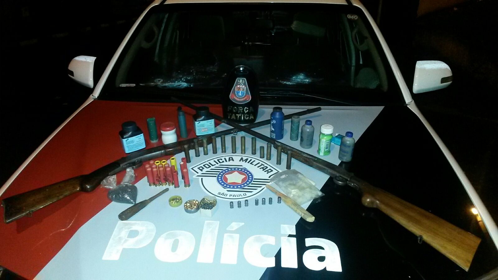 Arsenal encontrado pelos policiais na vizinha cidade de Igarapava (Foto: Polícia Militar)
