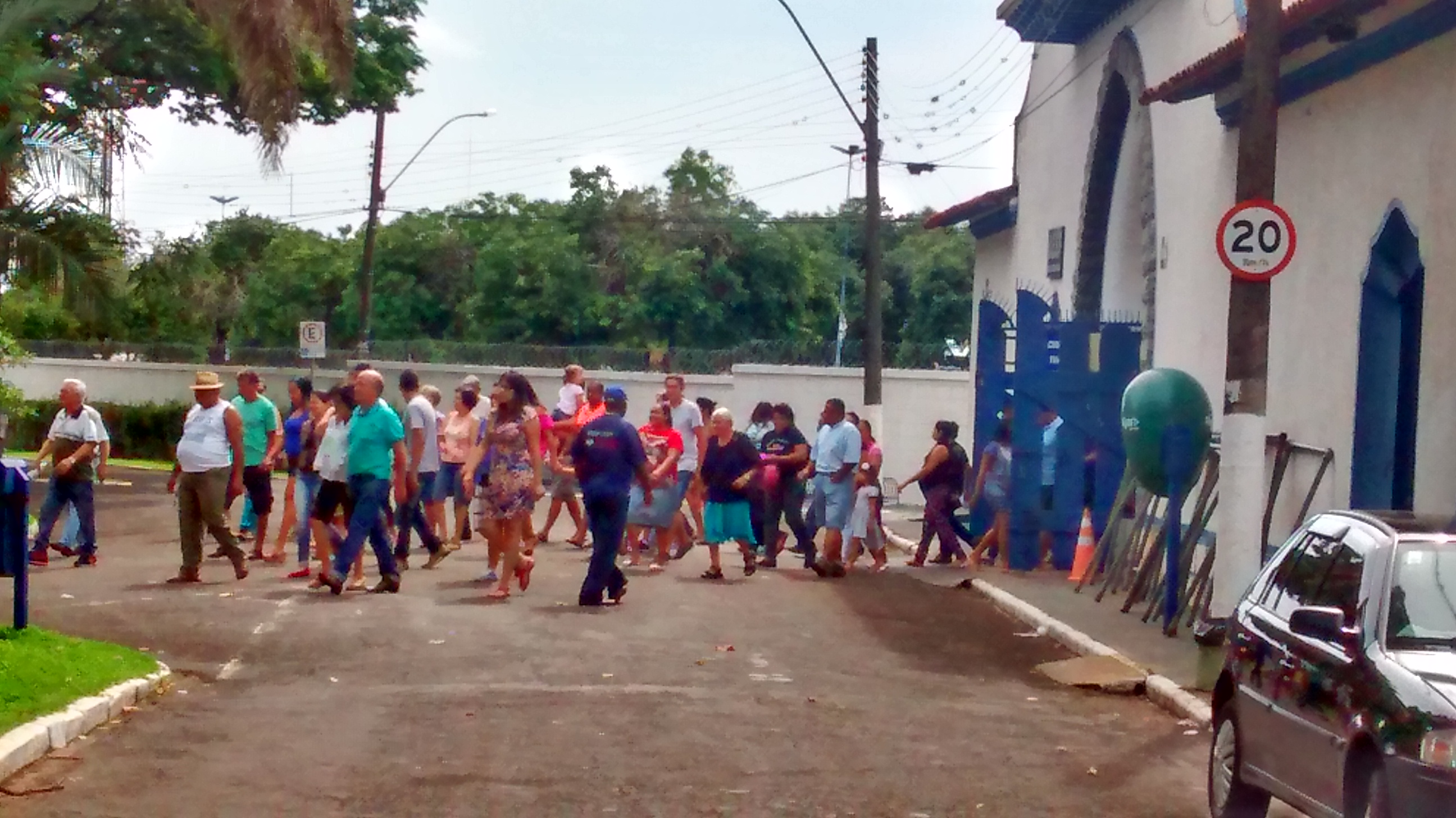 População reclama de atraso, mas participa da Feira da Fraternidade pela manhã (Foto: Jornal da Franca)