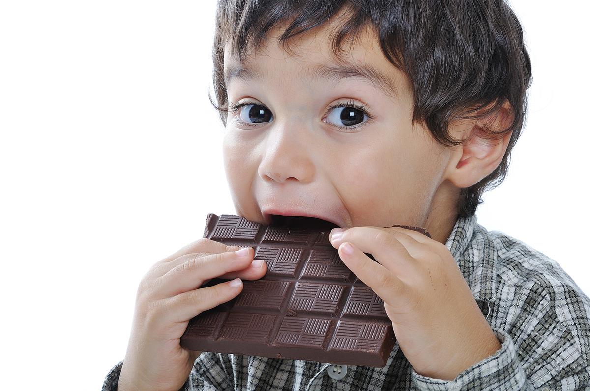 Uma das formas mais comuns de recompensa é liberar guloseimas, como chocolate, após a criança ter feito algo positivo ou se comportado bem