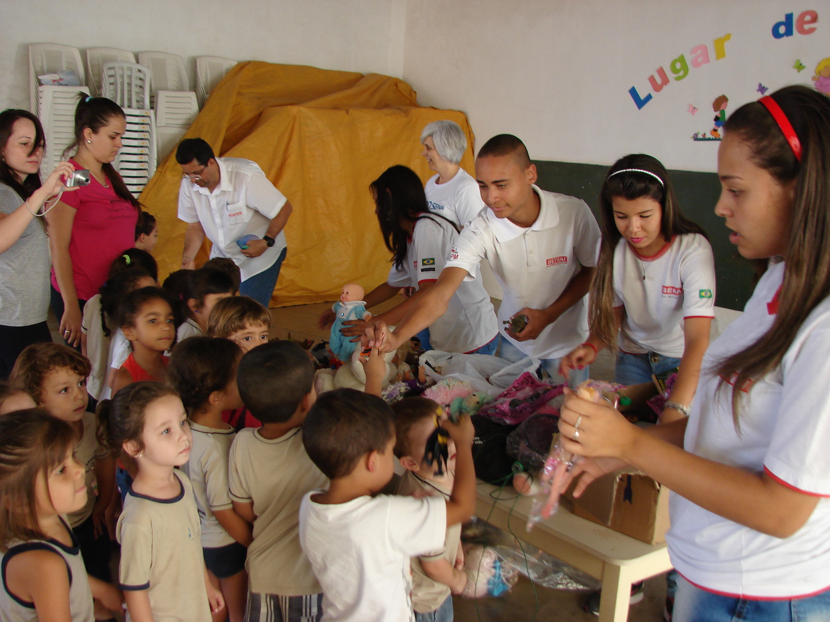 Alunos do SENAI se envolvem inclusive na entrega dos brinquedos arrecadados, fazendo a alegria das crianças (Foto: Divulgação)