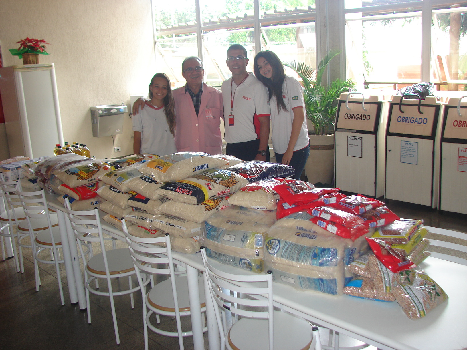 Com a união de alunos, professores, funcionários e familiares, foram arrecadados 1,2 mil quilos de alimentos (Foto: Divulgação)
