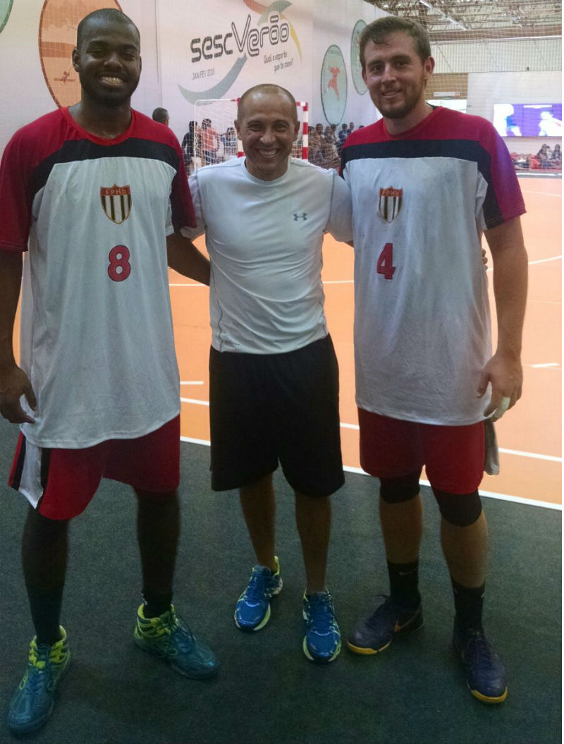 Os atletas Kauan de Souza, Guilherme Barbosa e o treinador Denílson em São Paulo (foto: Divulgação)