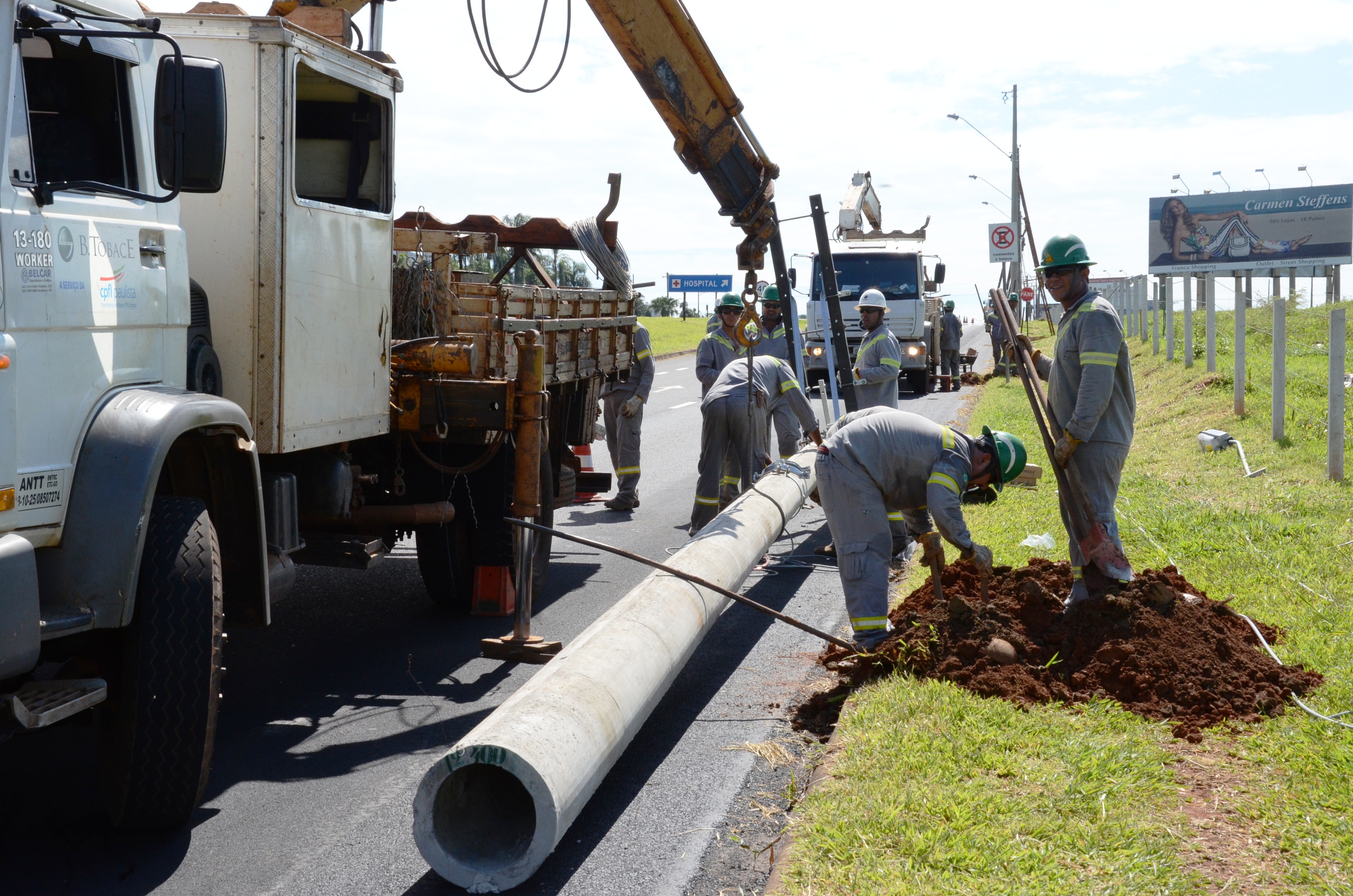 Prefeitura instala 21 postes com luminárias de 250 watts ao longo da Avenida Pedro Henrique Cintra (Foto: Prefeitura de Franca)