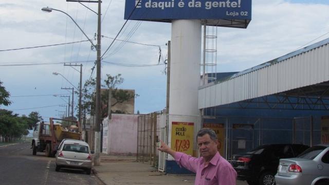 Vereador Cordeiro em avenida recém-iluminada do Jardim Parati (Foto: Divulgação Câmara)