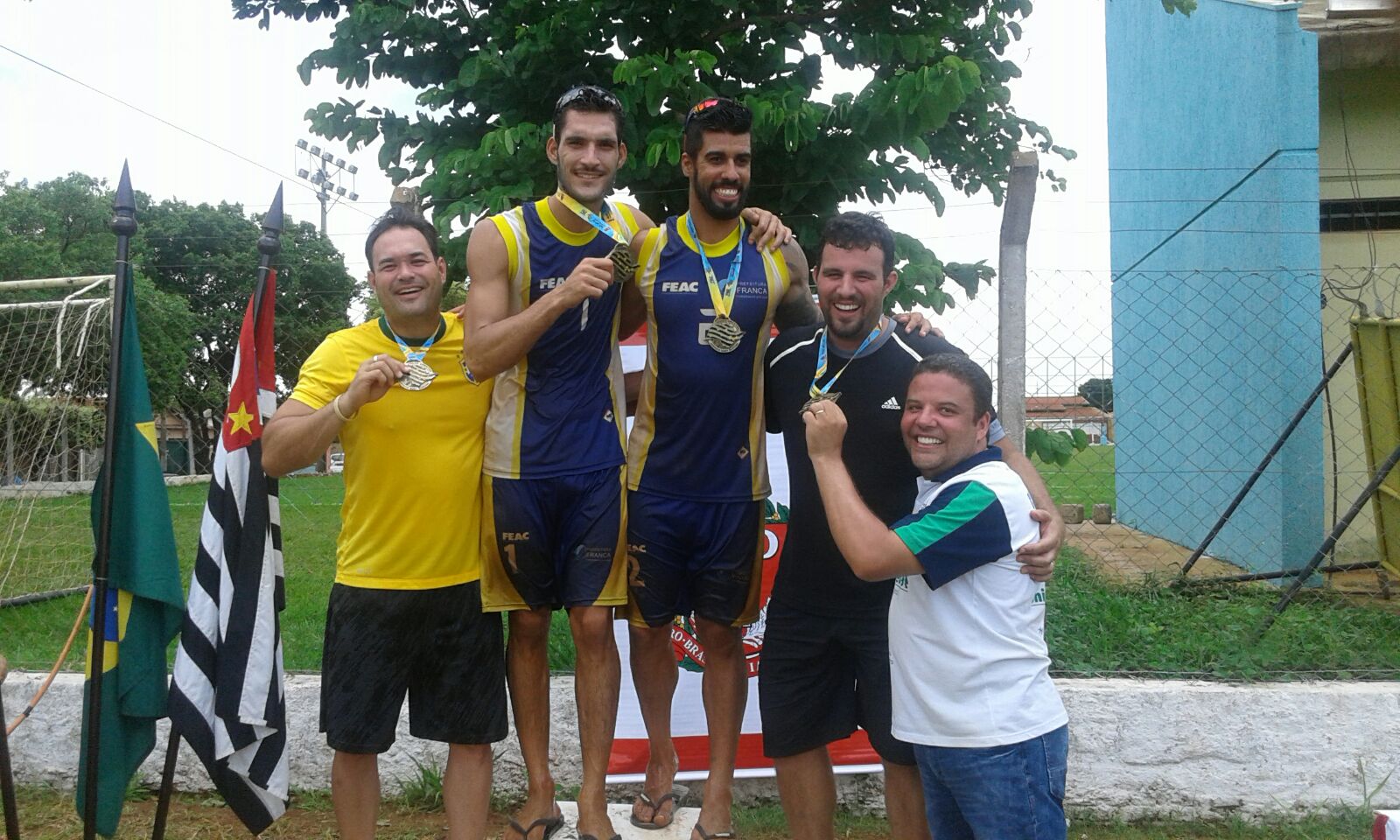 Dupla campeã de Franca, Ralph e Marcus Borlini, com o técnico Américo Alves e o diretor de Esportes de Franca, Mateus Caetano (Foto: Divulgação)