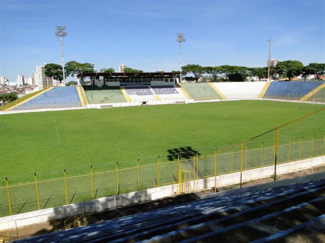 Estádio Lanchão, no Bairro São José; moradores querem limpeza de calçada (Foto: Prefeitura de Franca)