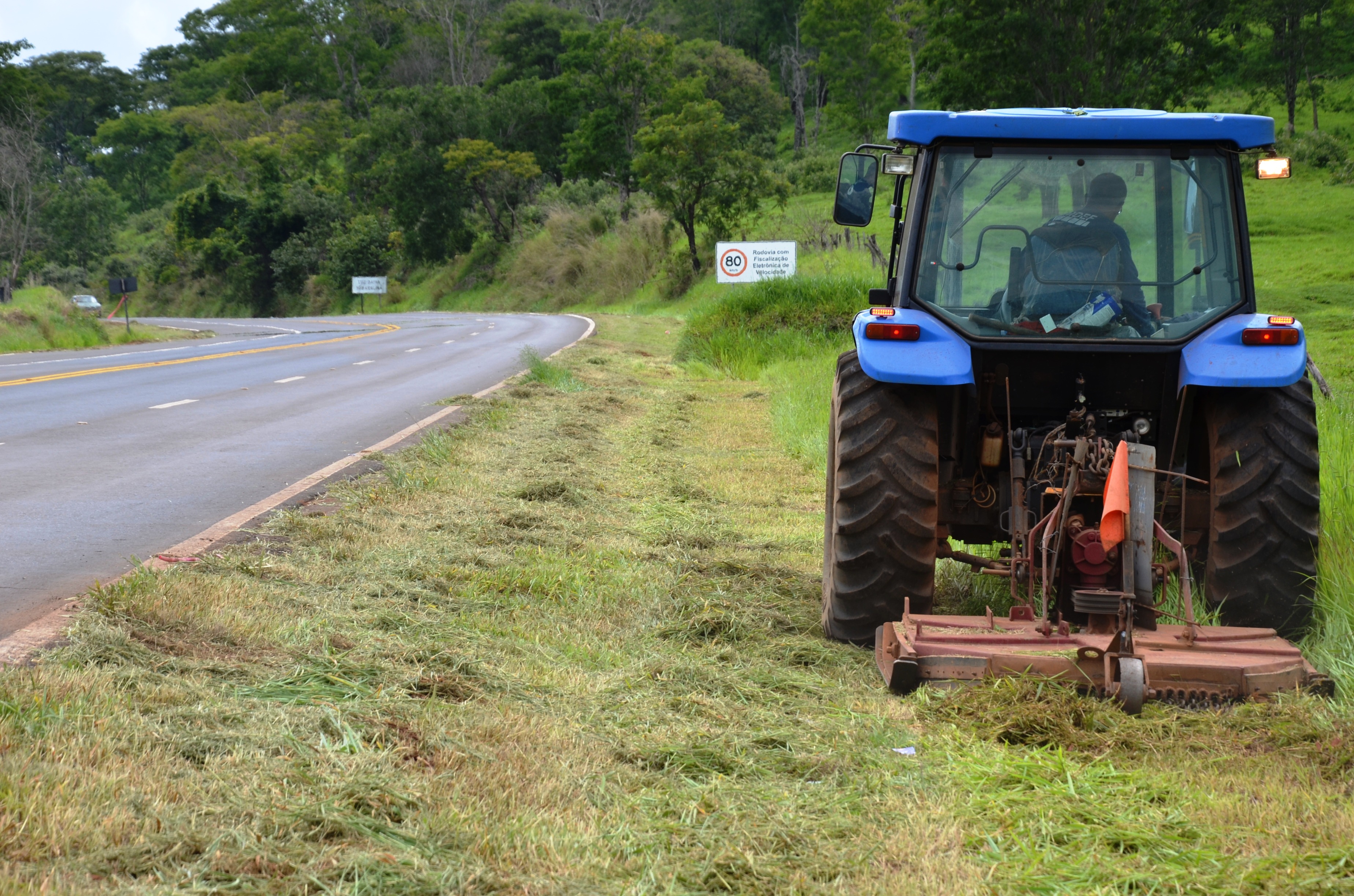 Com outra frente de trabalho, a EMDEF está atuando nas rodovias vicinais (Foto: Prefeitura de Franca)