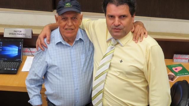 Marco e Zé Rasteiro se abraçam na Câmara Municipal (Foto: Divulgação Câmara de Franca)