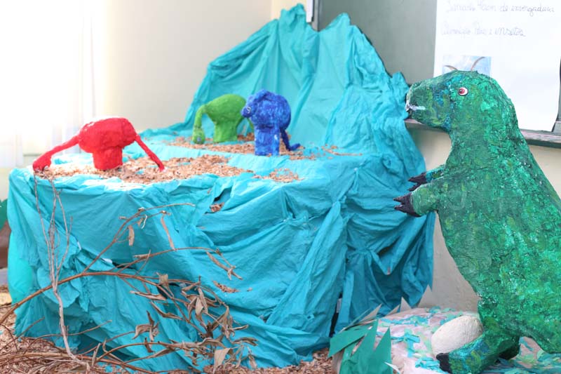 Os alunos utilizaram materiais recicláveis para criar os dinossauros, maquetes, as pinturas rupestres (Foto: Ricardo Fernandes/Jornal da Franca)