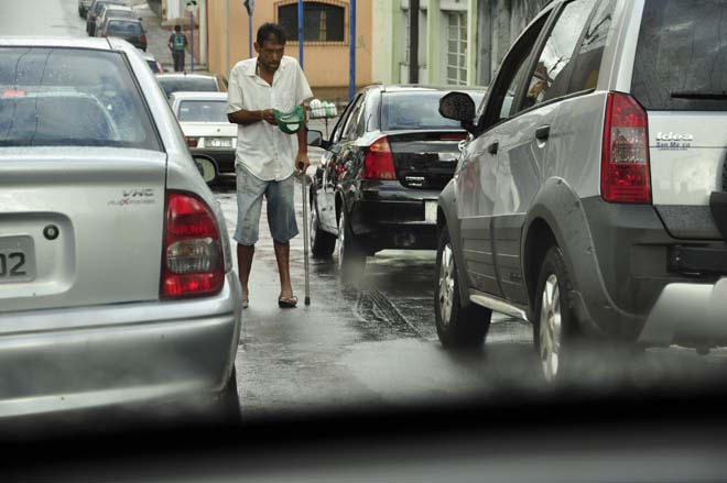Uma prática comum em Franca é a mendicância nas principais ruas e avenidas, enquanto os motoristas param no semáforo (Foto: JJN)