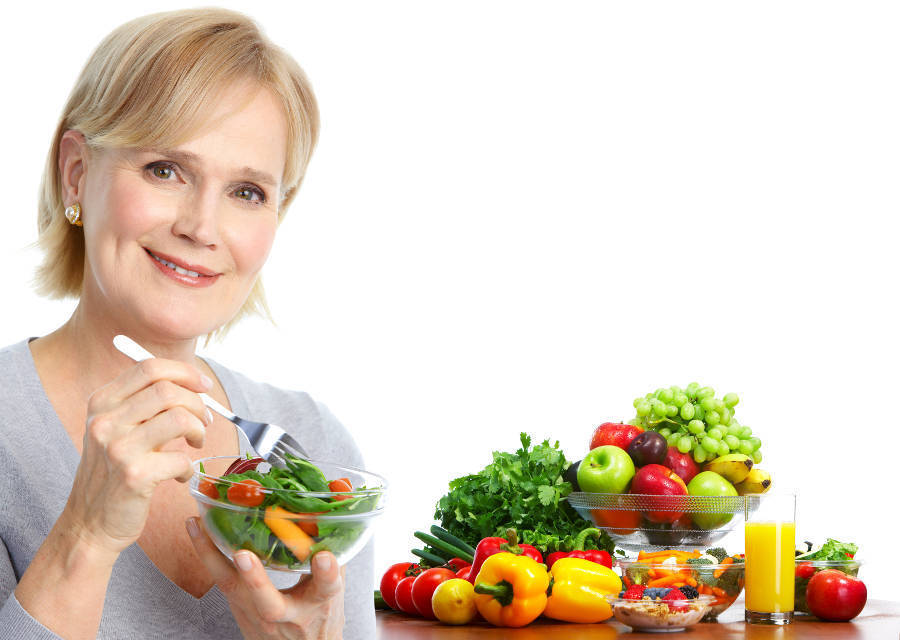 Manter uma dieta balanceada contribui para que os sintomas da menopausa sejam atenuados 