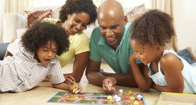 Uma das melhores formas de recompensar os filhos é através do afeto e atenção, interagindo com eles em programas simples, como um jogo de tabuleiro