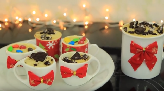 Os panetones de canecas ficam lindos na decoração de Natal e são muito simples de fazer (Foto:Reprodução)