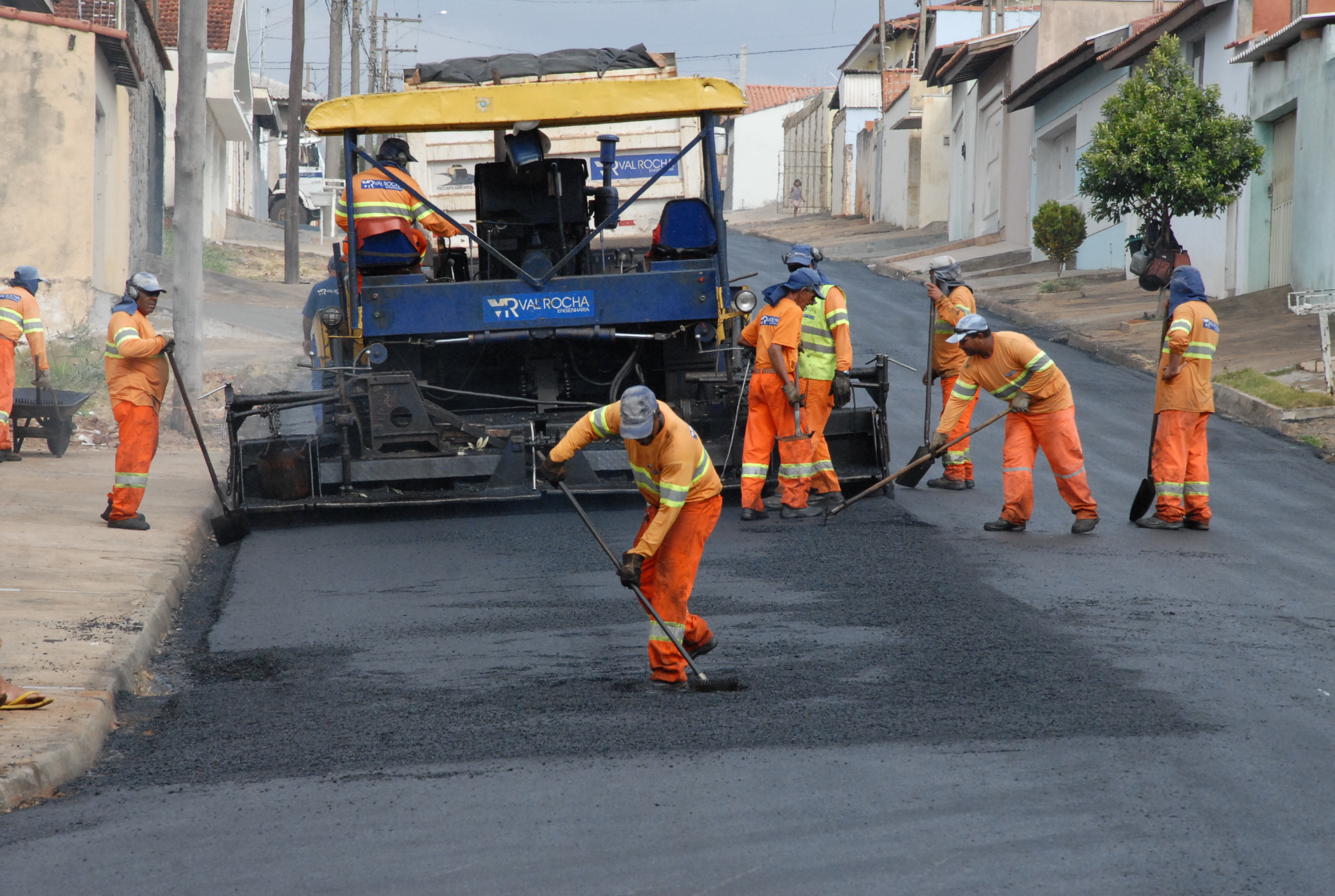 Equipes da Prefeitura trabalham no remendo asfáltico em Franca (Foto: Prefeitura de Franca)