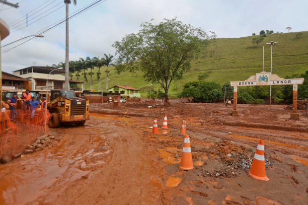 Máquinas e pessoas na recuperação de Barra Longa
