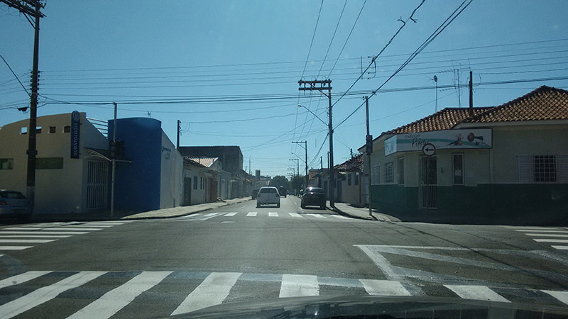 Semáforo no cruzamento das Ruas Alberto de Azevedo com a São Sebastião (Foto: Gil Magela)