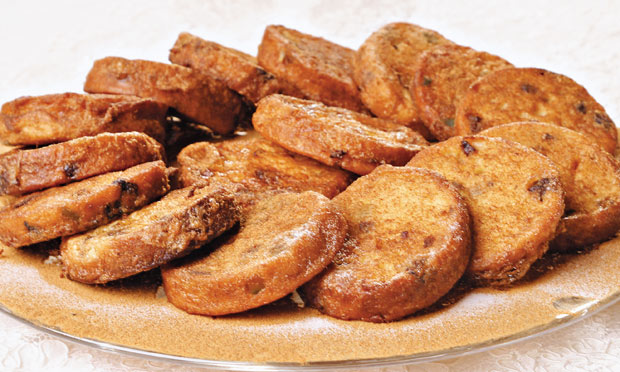 Saborosa sobremesa feita com sobras de pão, ovos e polvilhada com açúcar e canela, a rabanada ganhou diversas versões que vão das mais clássicas às mais ousadas
