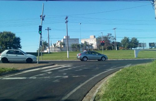 Semáforo dá pane e libera sinais verde e vermelho simultaneamente em alça - Jornal da Franca