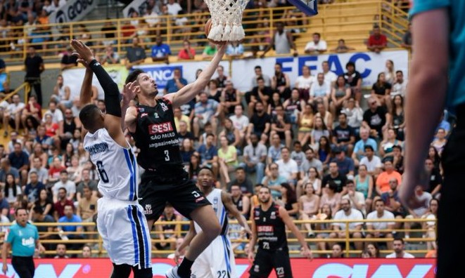 Pivôs do Sesi Franca fazem parte de oficina solidária de basquete em escola - Jornal da Franca