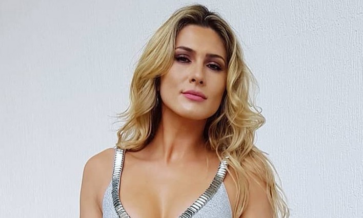 Apresentadora Lívia Andrade abre o jogo e diz que gostaria de ser a Hebe Camargo - Jornal da Franca