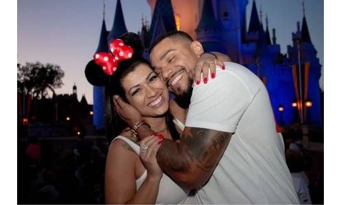 Após agressão, cantor Naldo e sua mulher Moranguinho curtem lua de mel na Disney - Jornal da Franca