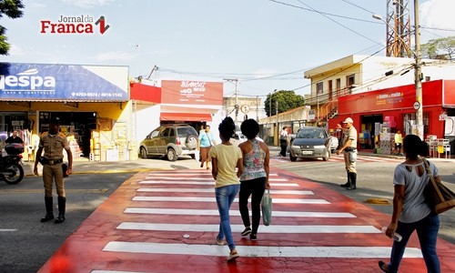 Pedestre terá que sinalizar com o braço antes de atravessar a rua - Jornal da Franca